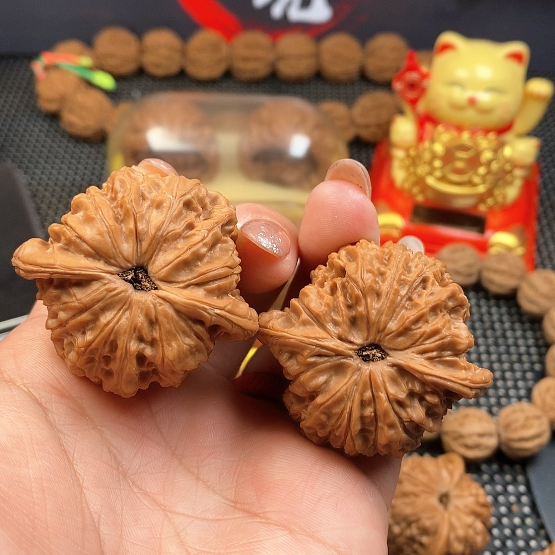 文玩核桃吊坠44尺血麒麟