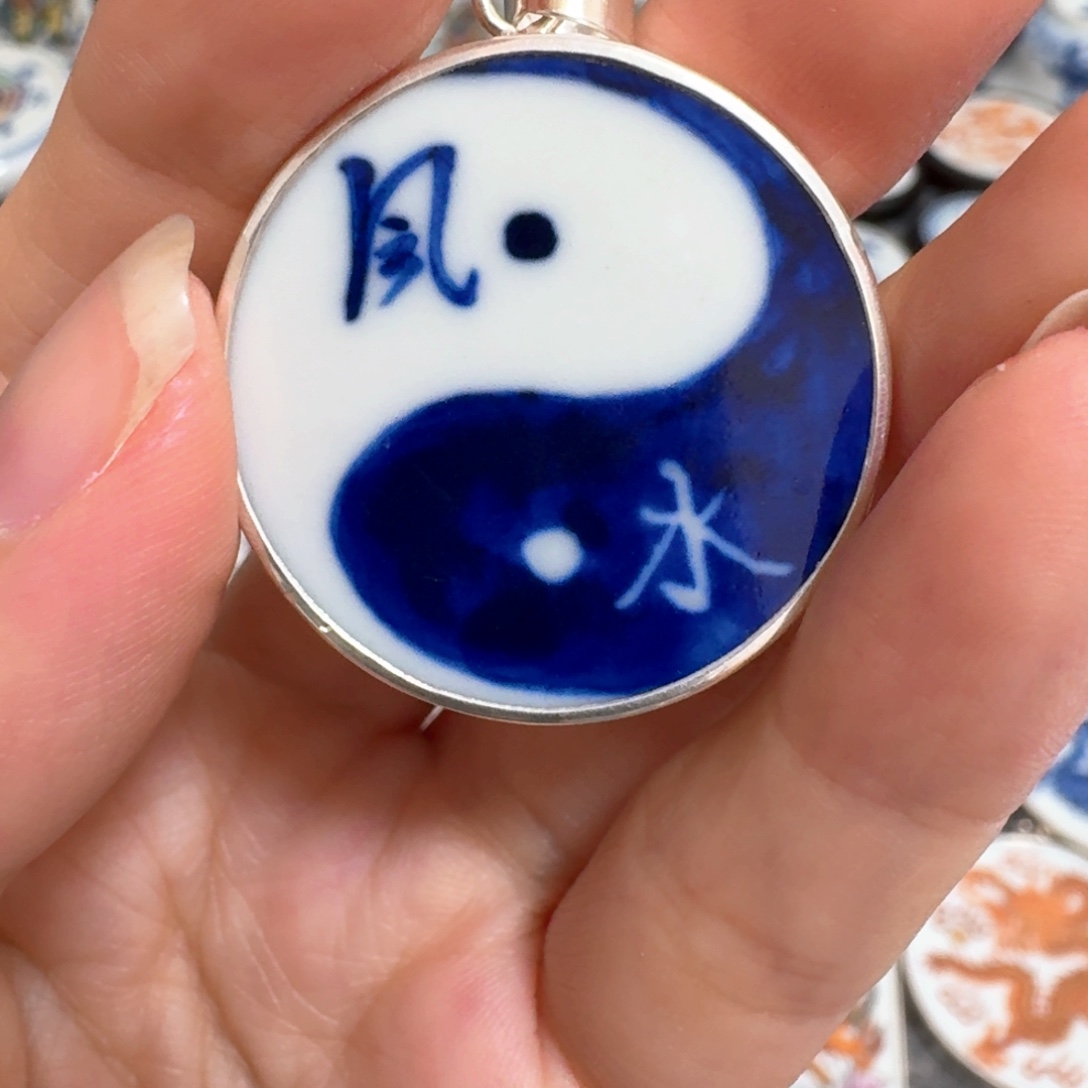 大***糊瓷片青花风水太极挂件