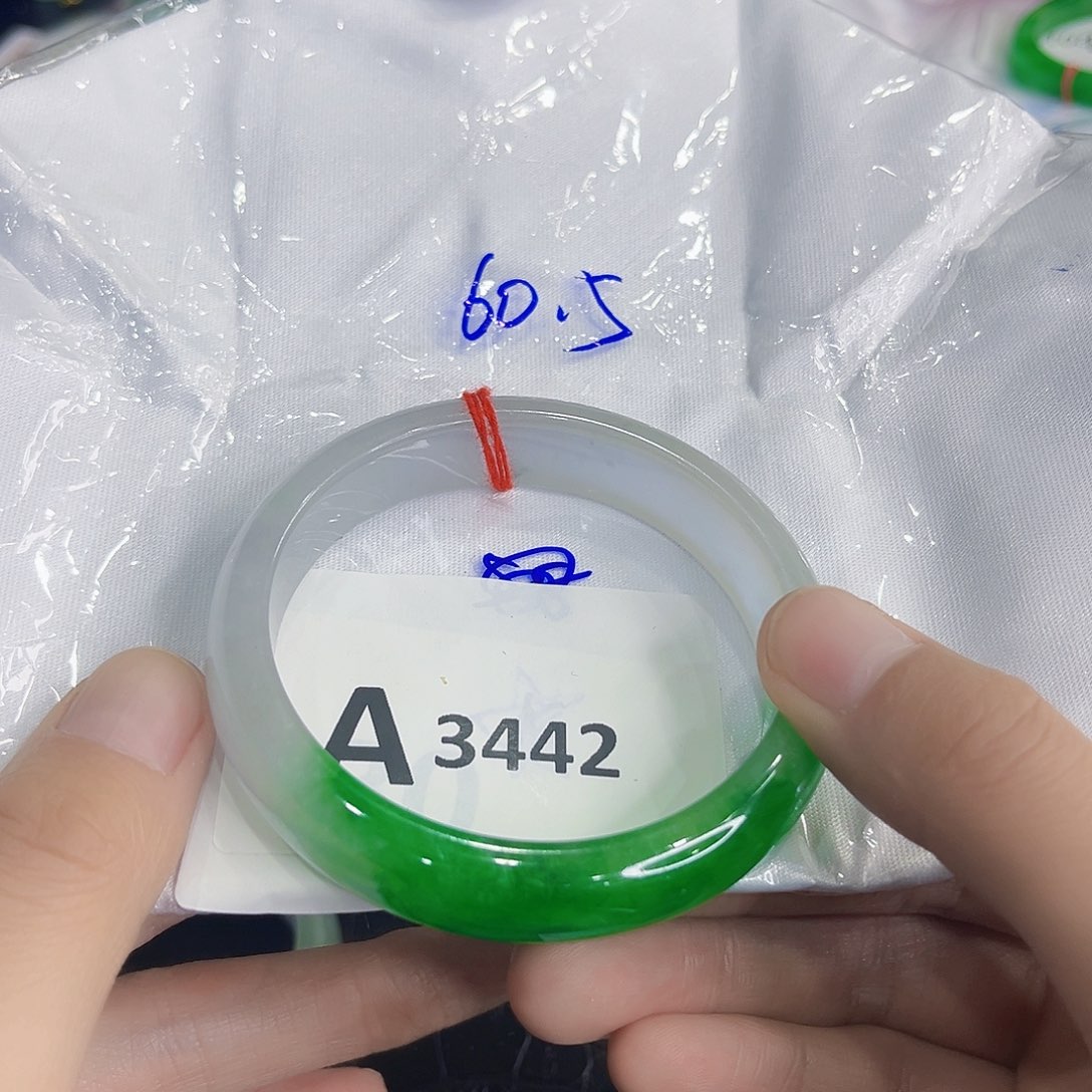 翡翠手镯未镶嵌手镯