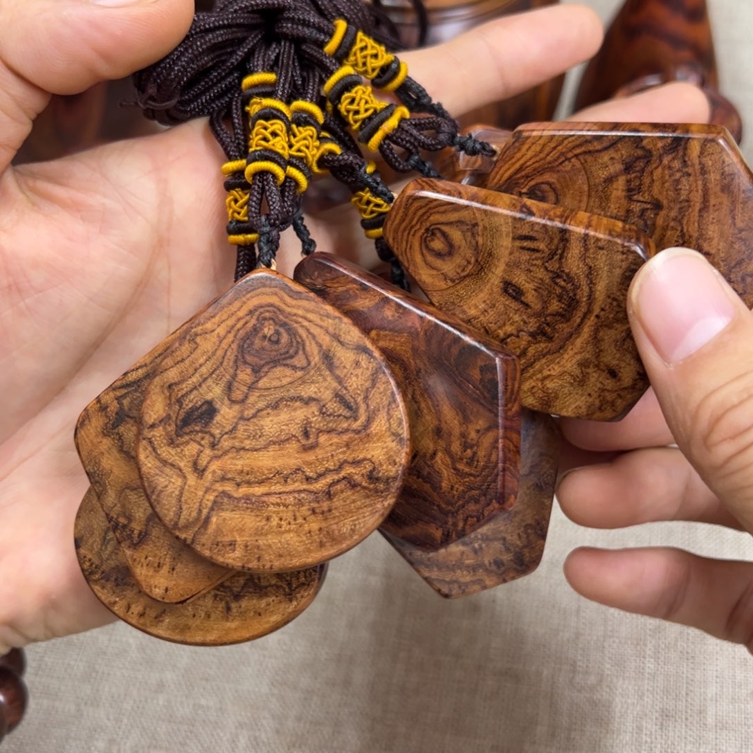 吊坠黄花梨/降香黄檀随机发一