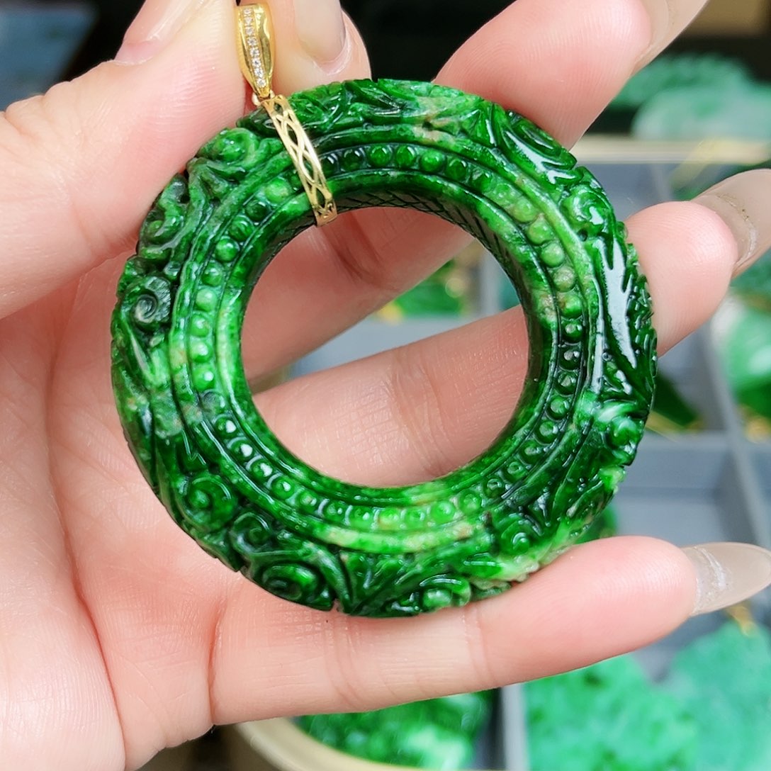 翡翠颈饰18K金镶嵌吊坠