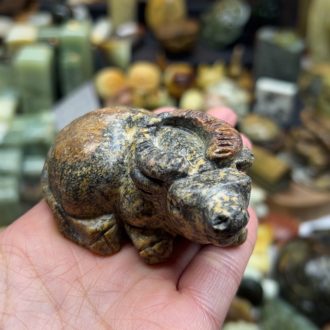 岫岩河磨玉（透闪石质玉）未镶嵌颈饰河磨玉大牛