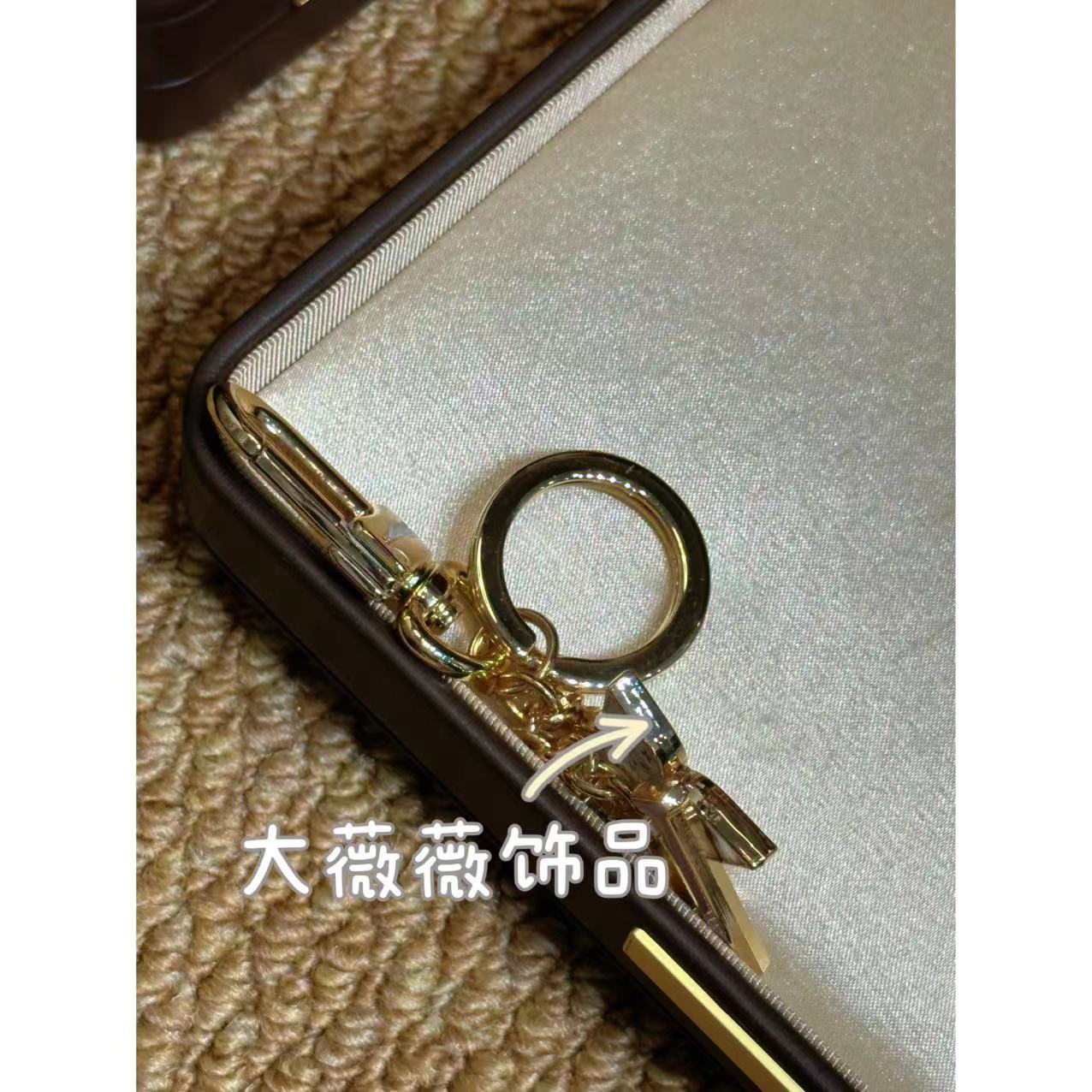 白三彩四叶花粉色字母钥匙扣-38342