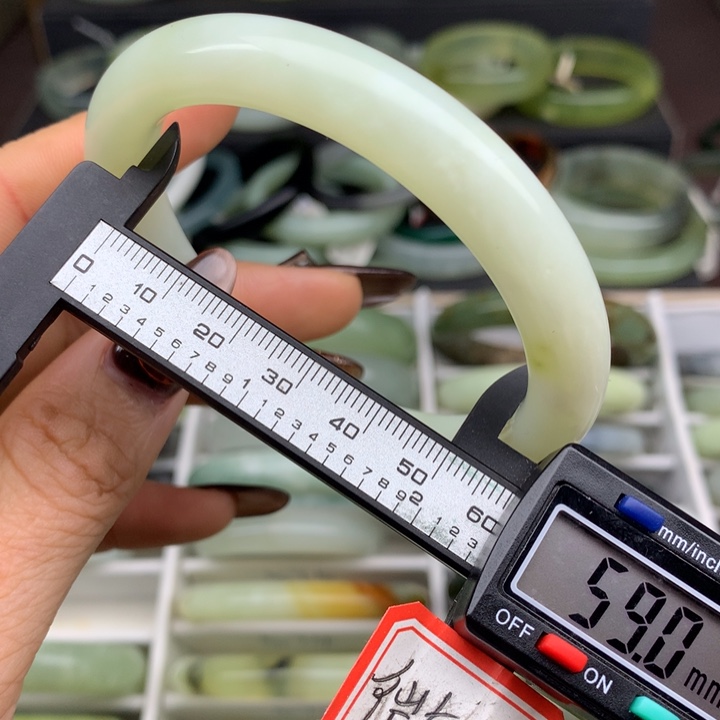 蛇纹石玉未镶嵌手镯565