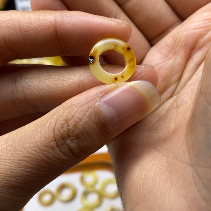 蜜蜡未镶嵌裸石尺寸8.8，有坑