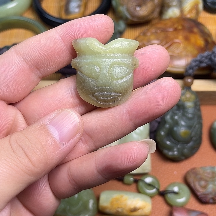 岫岩老玉（透闪石质玉）未镶嵌颈饰