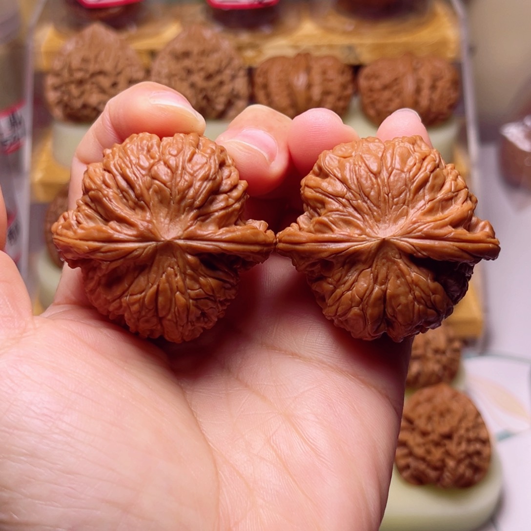 文玩核桃吊坠45尺全品红皮正球磨