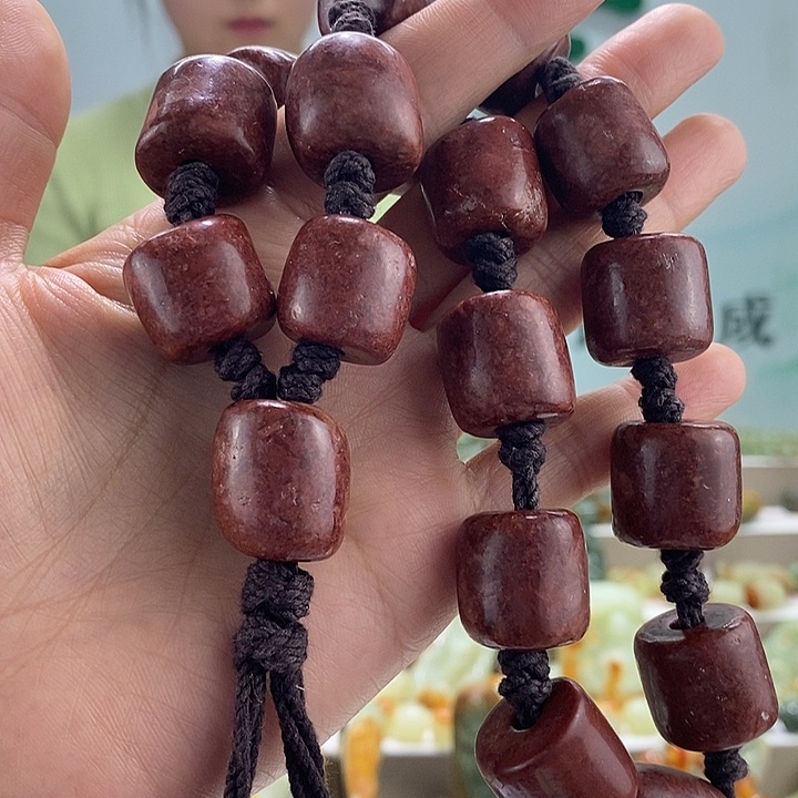 岫岩河磨玉（透闪石质玉）手持未镶嵌