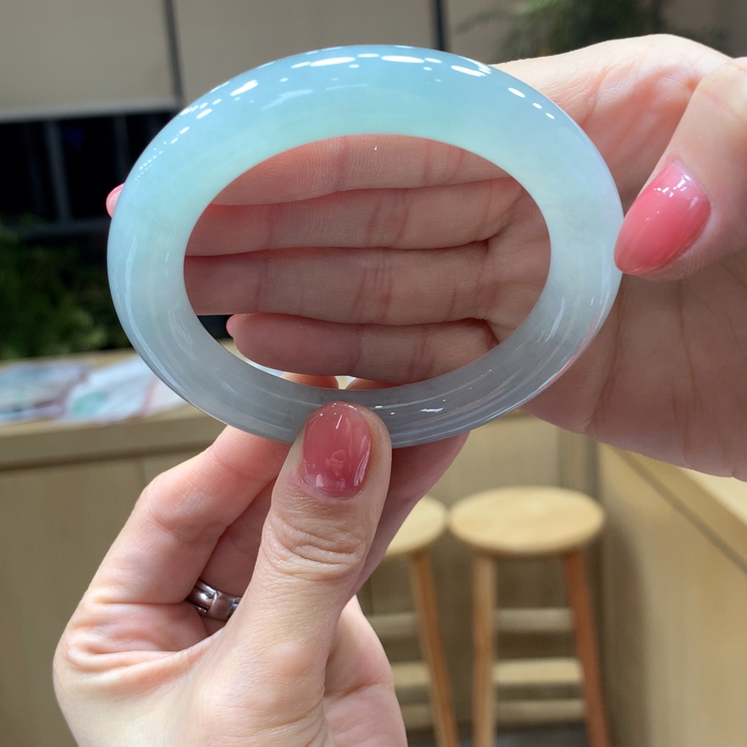 翡翠手镯未镶嵌不退不换