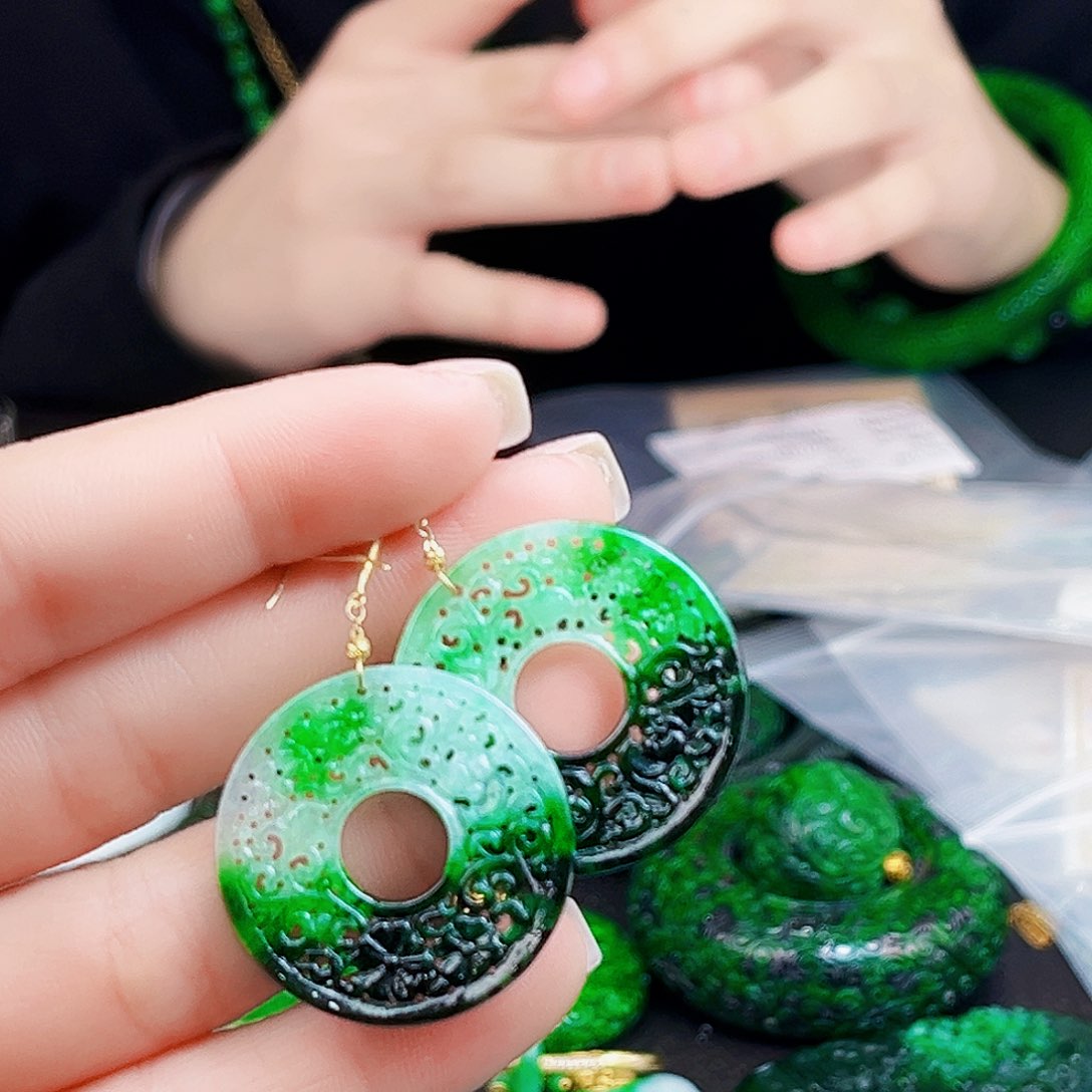 颈饰18K金镶嵌翡翠多样性