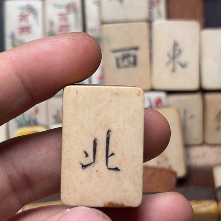 历***国实心竹雕刻手把件