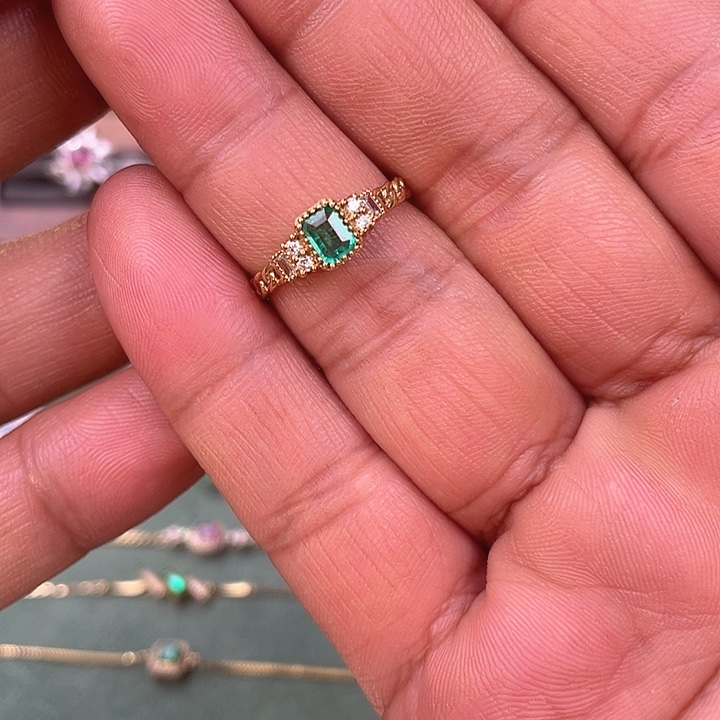 18K金镶嵌祖母绿戒指主石：0.29ct