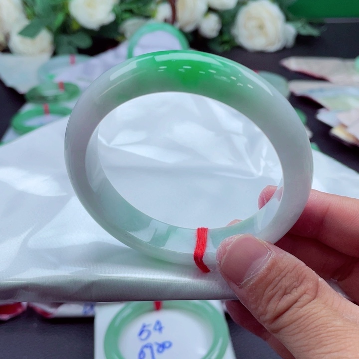 未镶嵌手镯翡翠O****?翡翠