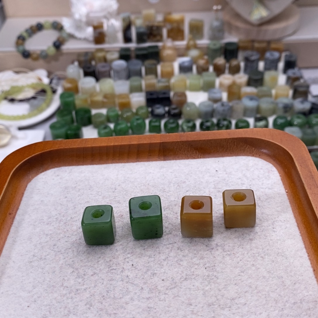 猪***猪和田玉未镶嵌颈饰买断