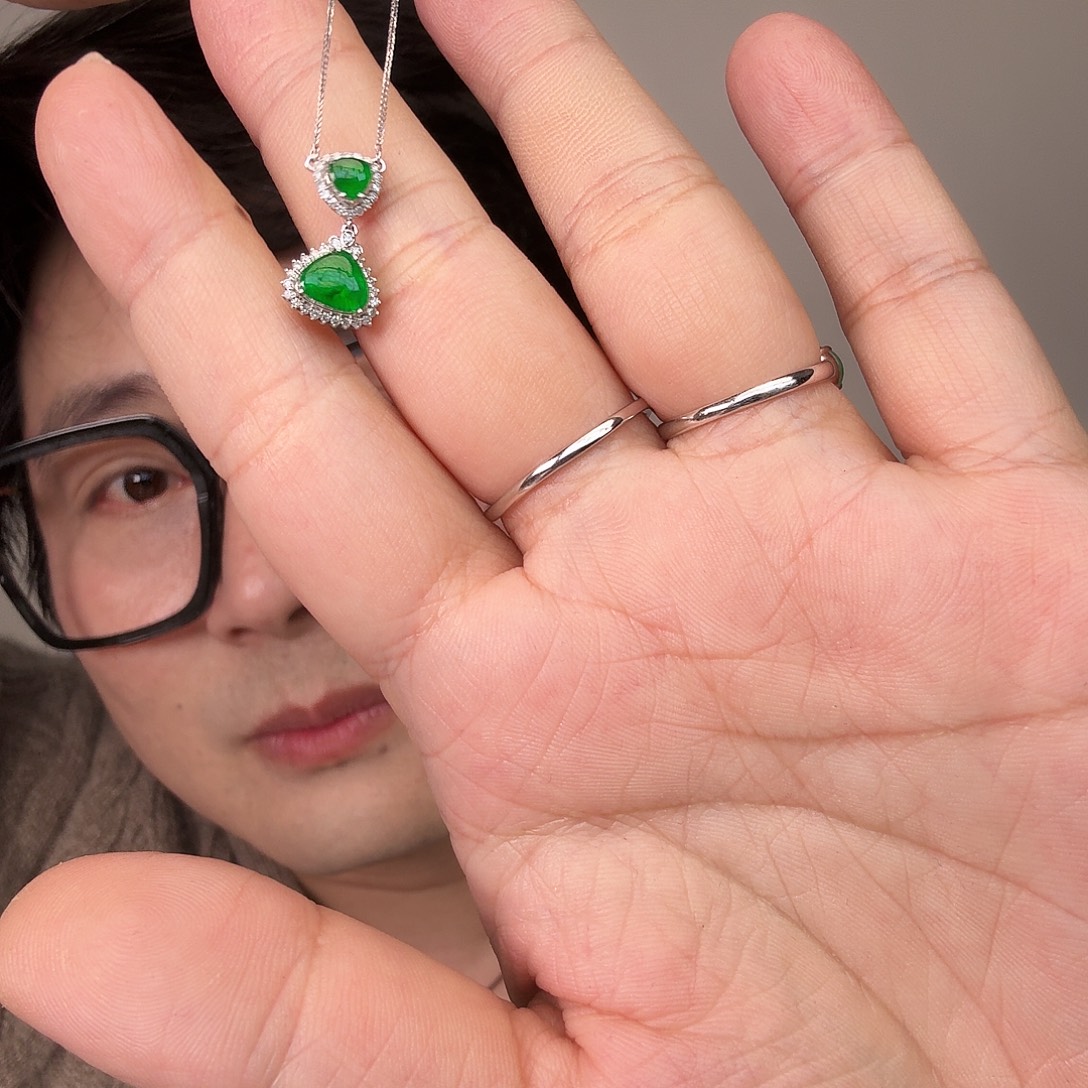 R***m翡翠18K金镶嵌颈饰一件