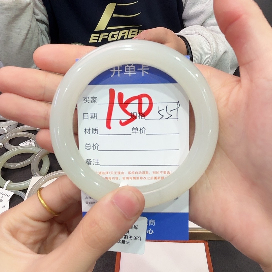 和田玉手镯未镶嵌爱****铁