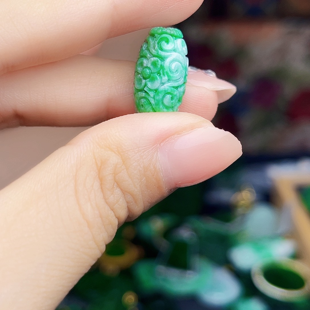 翡翠未镶嵌颈饰多样性