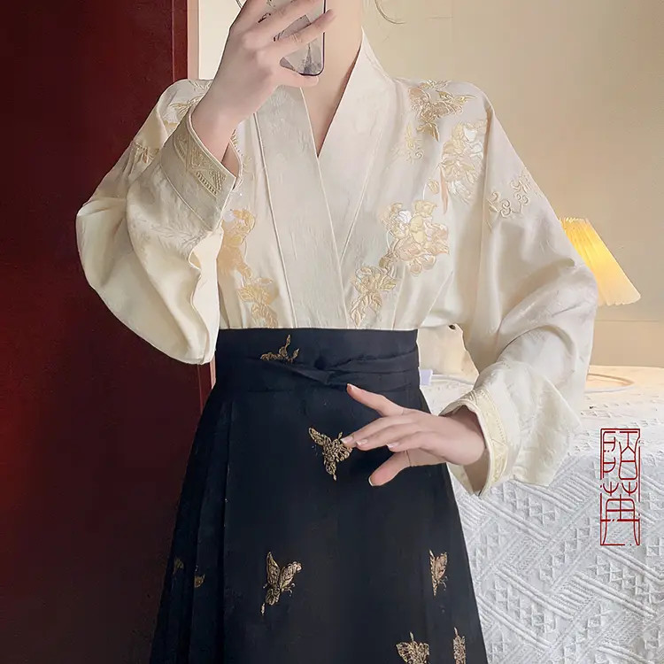 言然《海棠蝴蝶》重工刺绣飞机袖2024新款交领