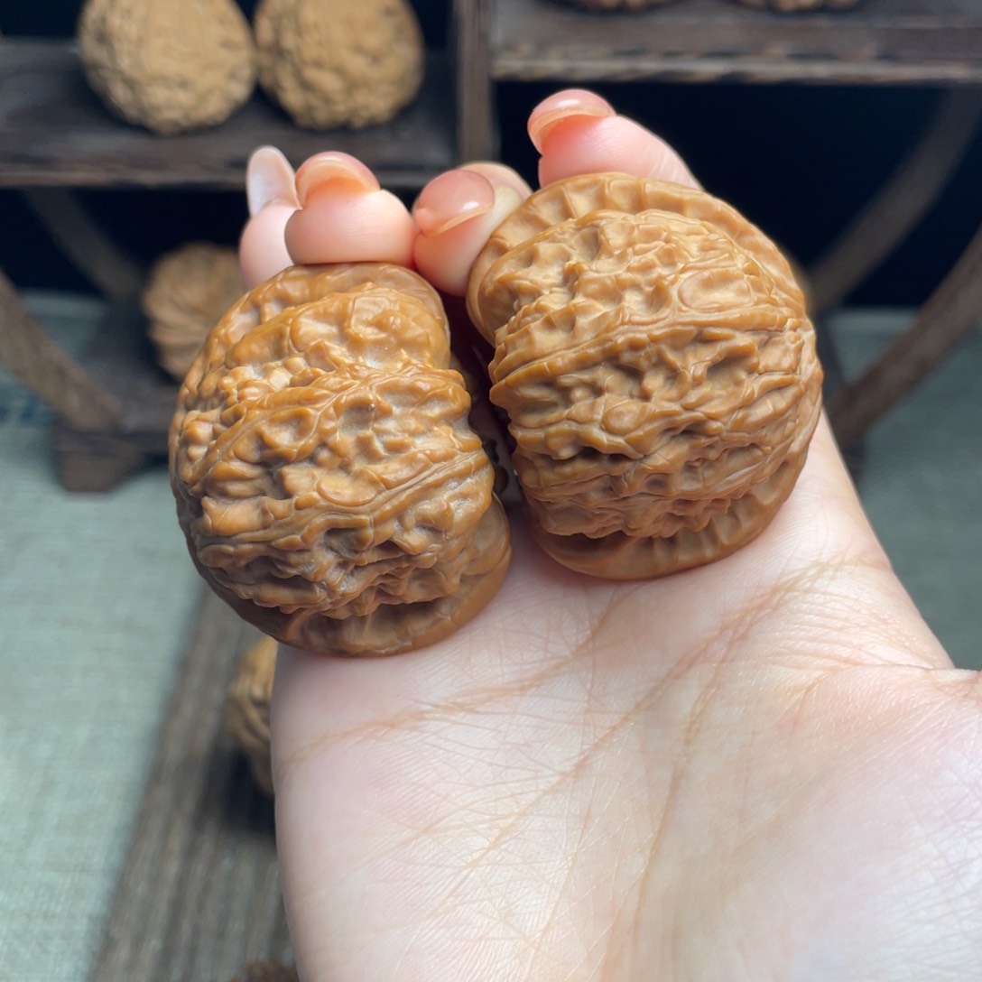 文玩核桃吊坠白狮子44 全品白茬精配毕业红皮