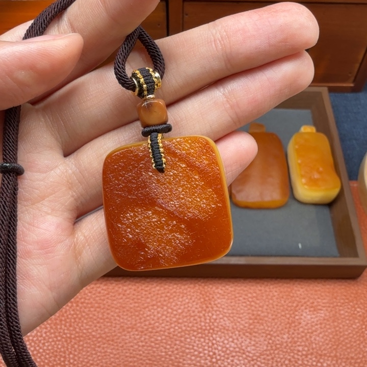 蜜蜡未镶嵌吊坠(赠链)