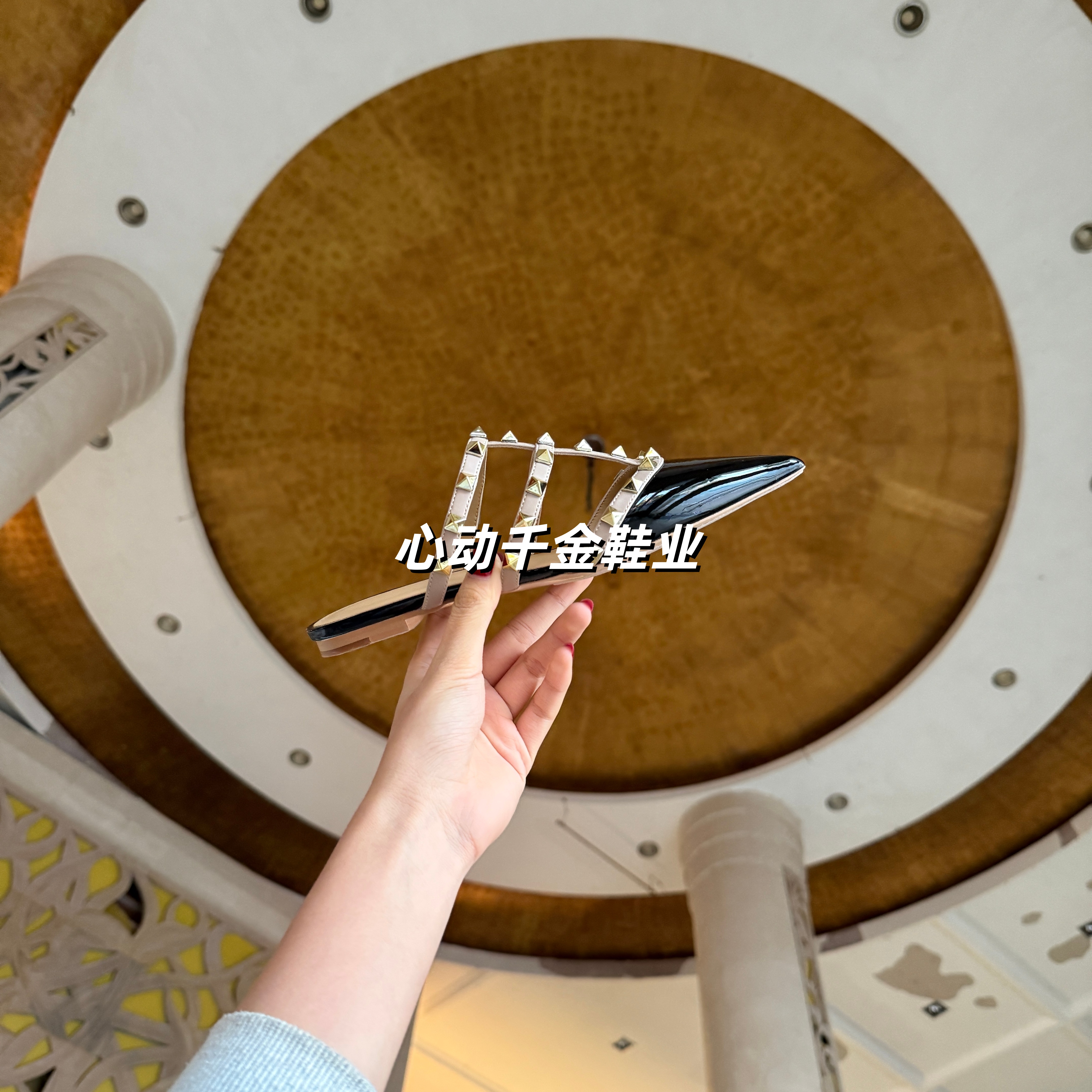 心动稀有高定2025春夏新款包头拖鞋柳丁双带铆钉尖头平底百搭凉拖