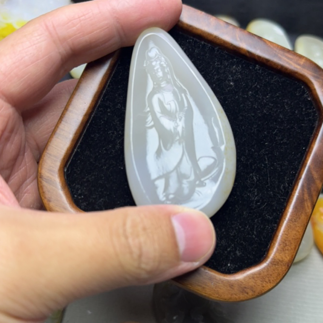 新疆和田玉观音吊坠