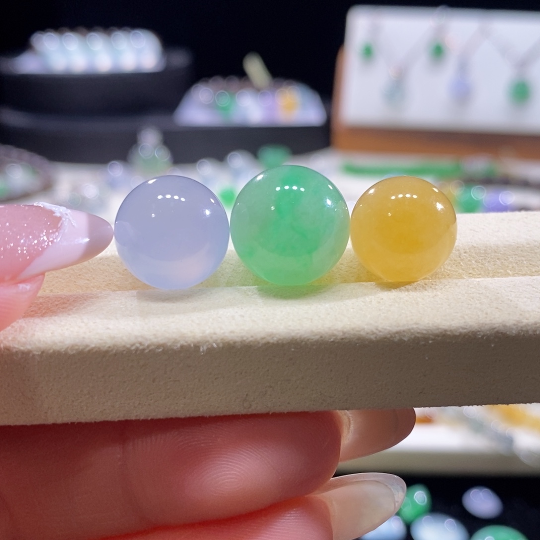 翡翠未镶嵌颈饰翡翠三彩色系搭配