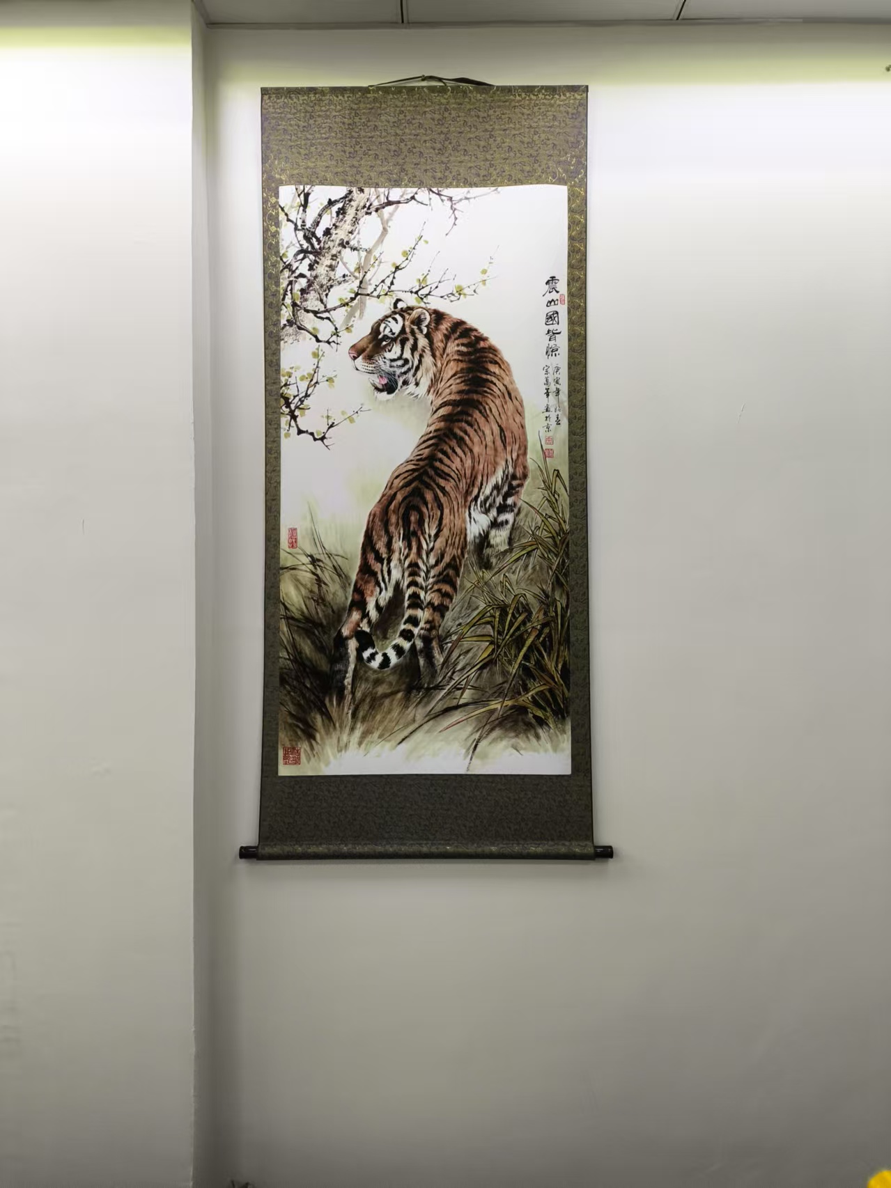 《震山虎》中堂挂画客厅挂画办公挂画国画装饰画