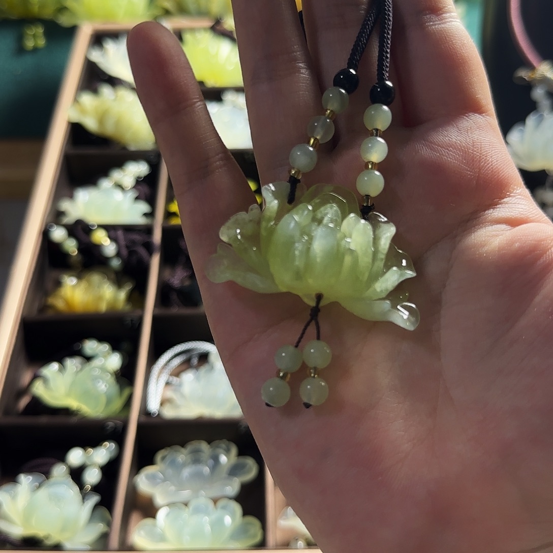 蛇纹石玉未镶嵌颈饰4