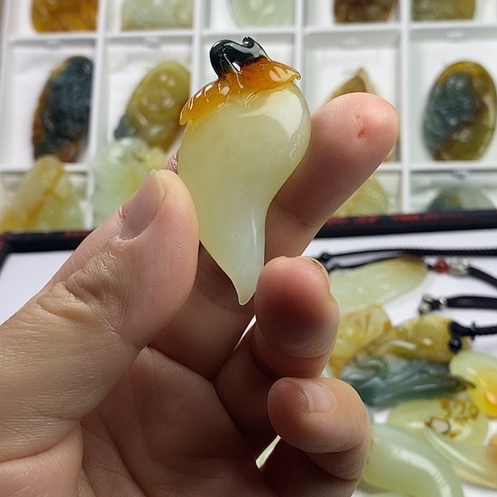 蛇纹石玉未镶嵌颈饰