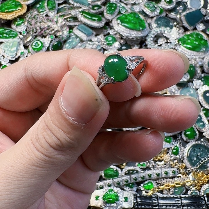 翡翠颈饰未镶嵌天然A货翡翠放漏