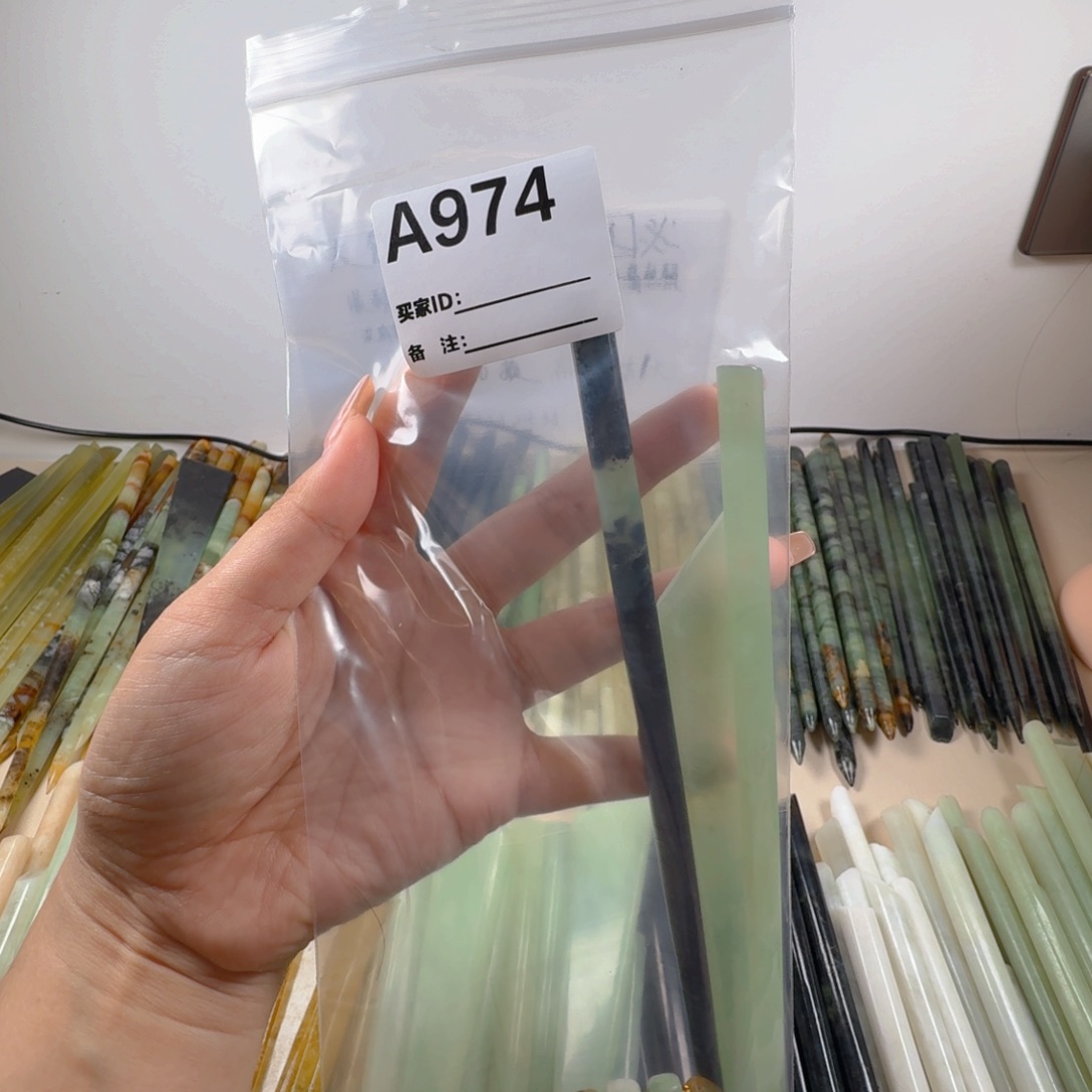 挽***。蛇纹石玉未镶嵌发簪