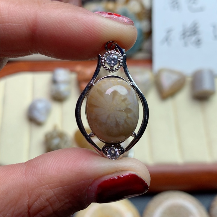 硅化珊瑚（珊瑚玉）颈饰未镶嵌