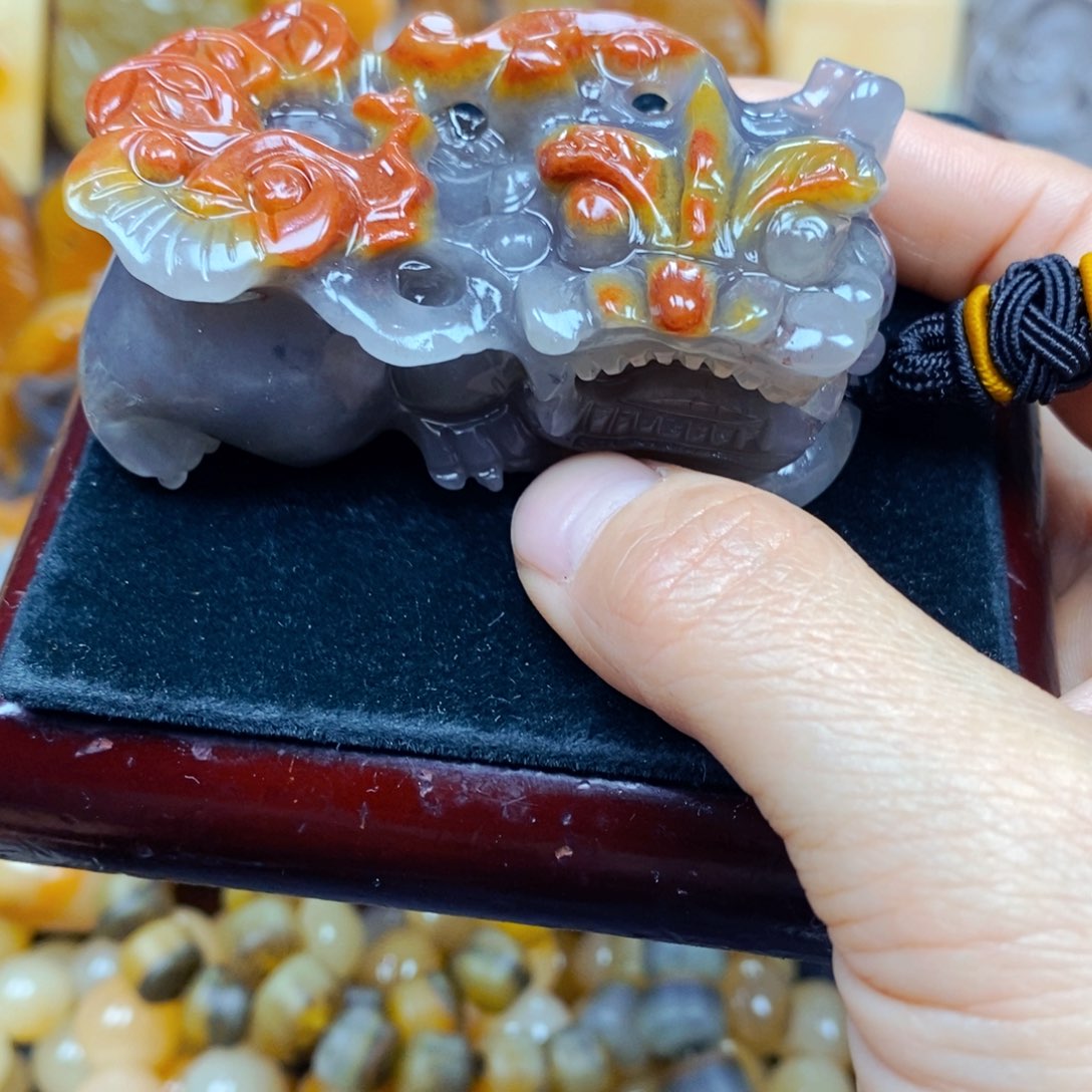 石英质玉（黄龙玉）未镶嵌颈饰