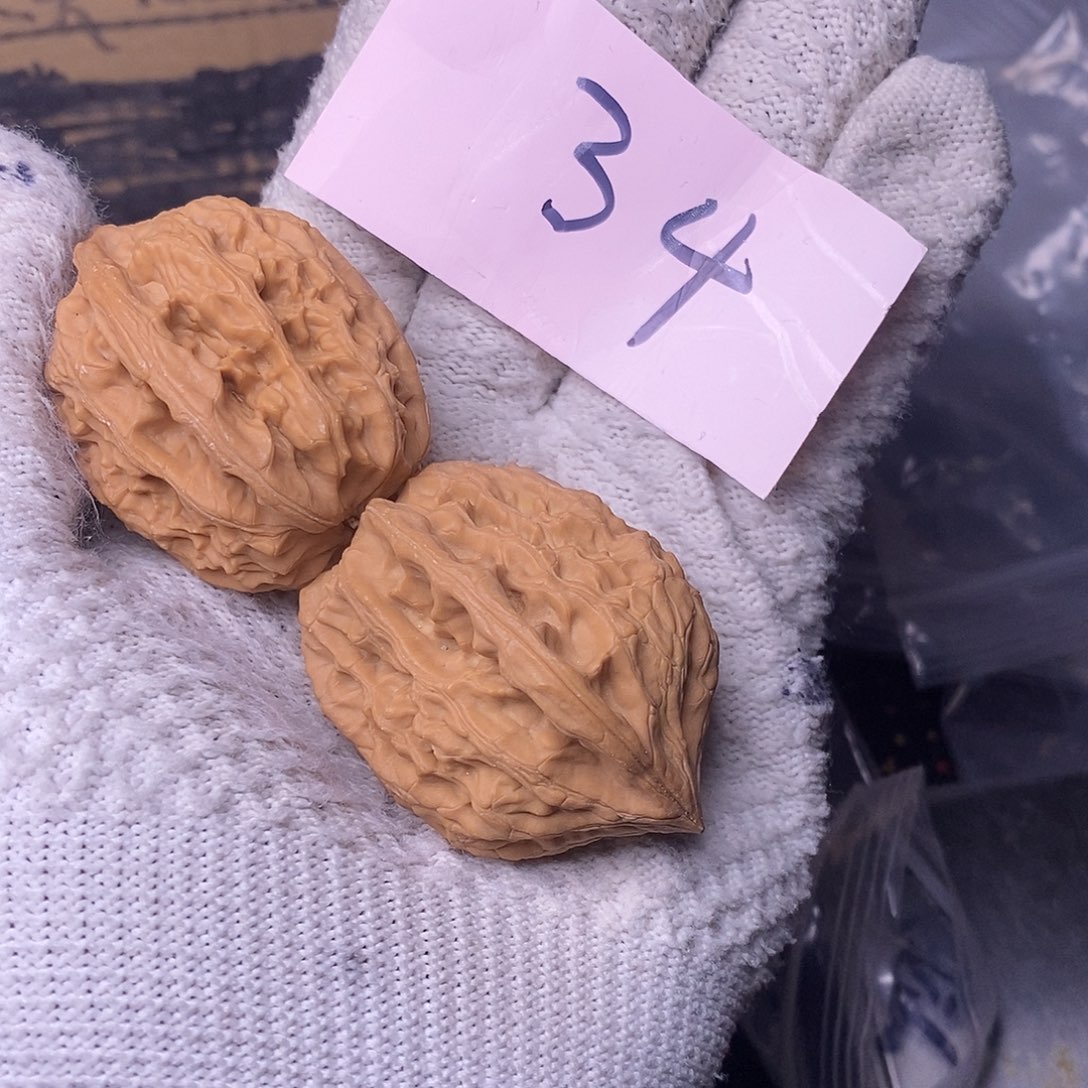 桃核把件故****听鸡心核桃