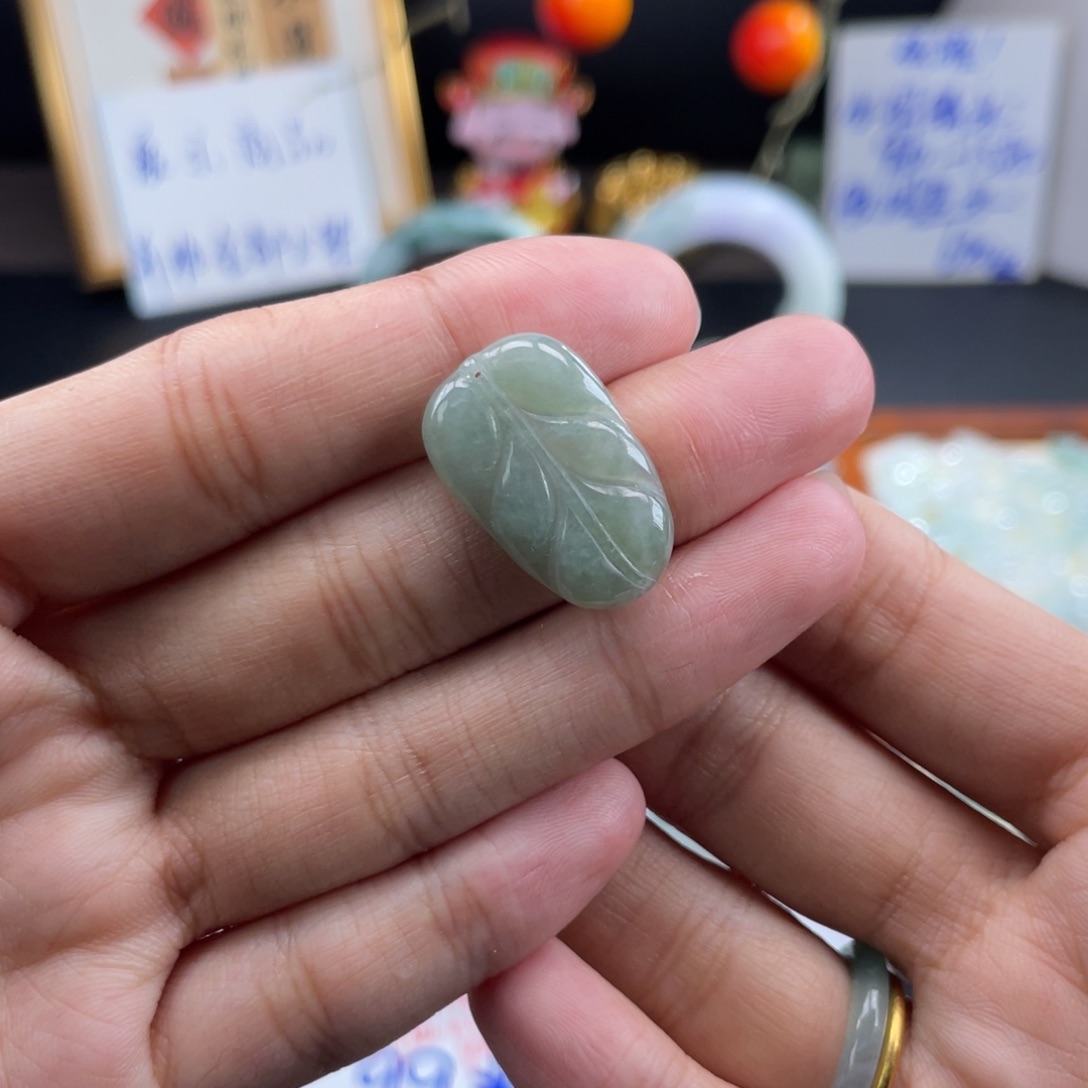 翡翠颈饰未镶嵌翡翠叶子