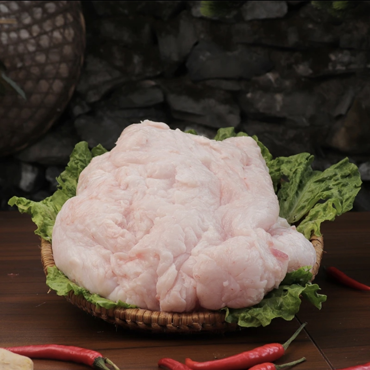 大别山农户黑猪肉猪油现场称重