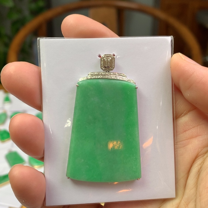 翡翠18K金镶嵌颈饰翡翠吊坠