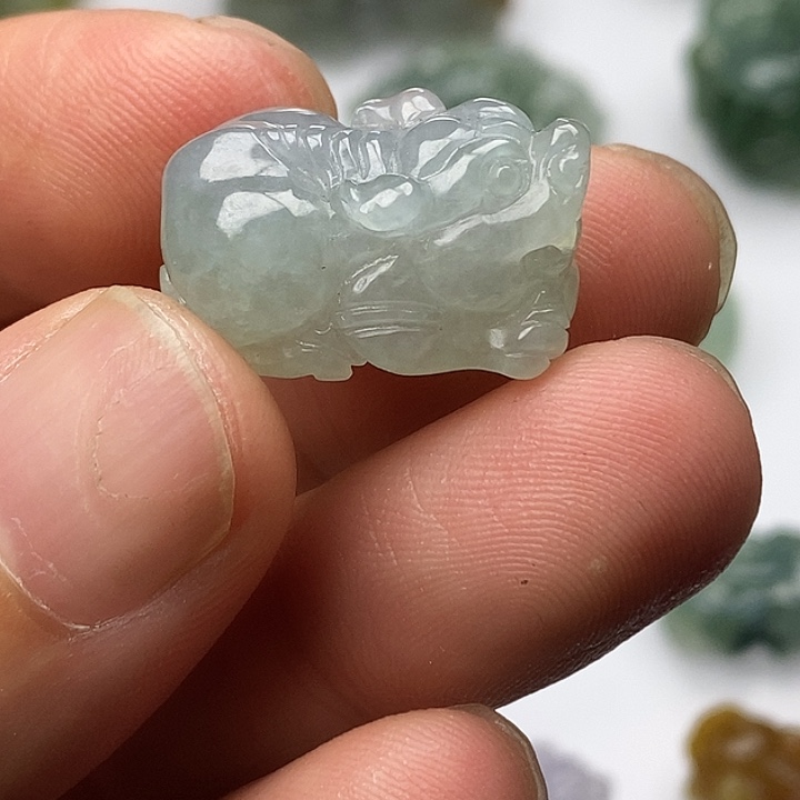 翡翠未镶嵌颈饰前后孔