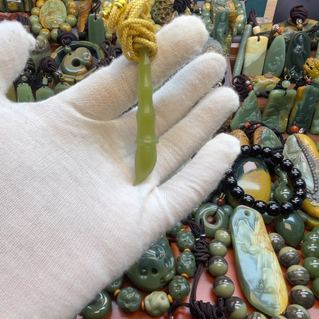 岫岩老玉（透闪石质玉）未镶嵌颈饰