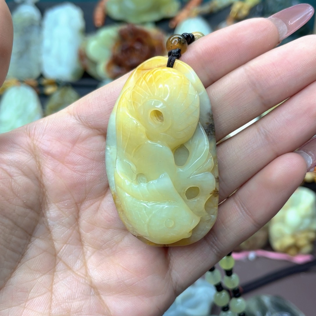 蛇纹石玉颈饰未镶嵌