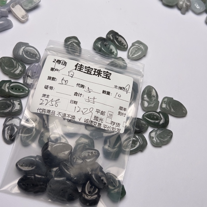 白***白翡翠未镶嵌颈饰蟹钳