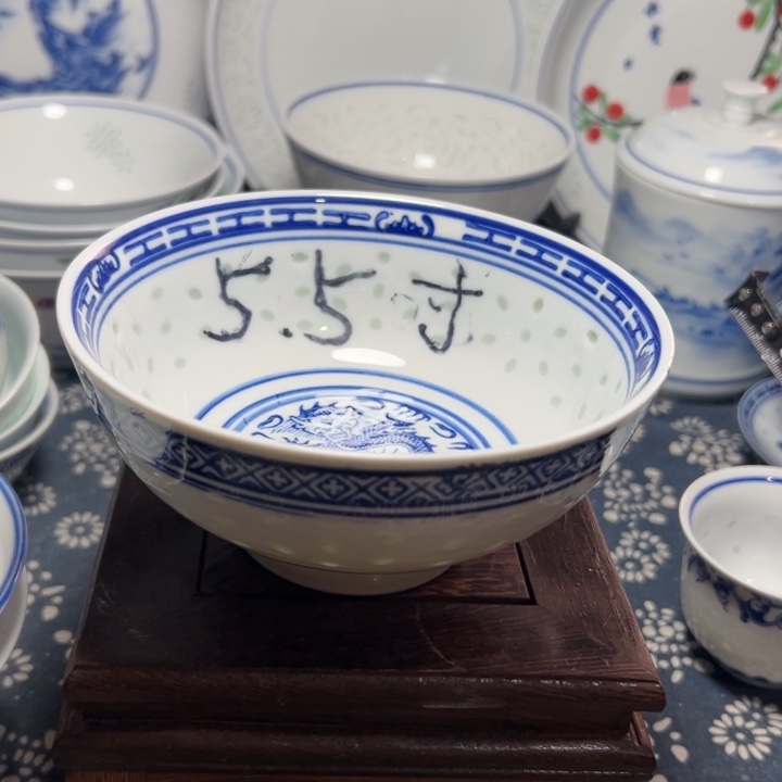 陶瓷青花玲珑的5.5寸饭碗