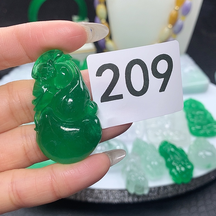 翡翠吊坠(赠链)未镶嵌