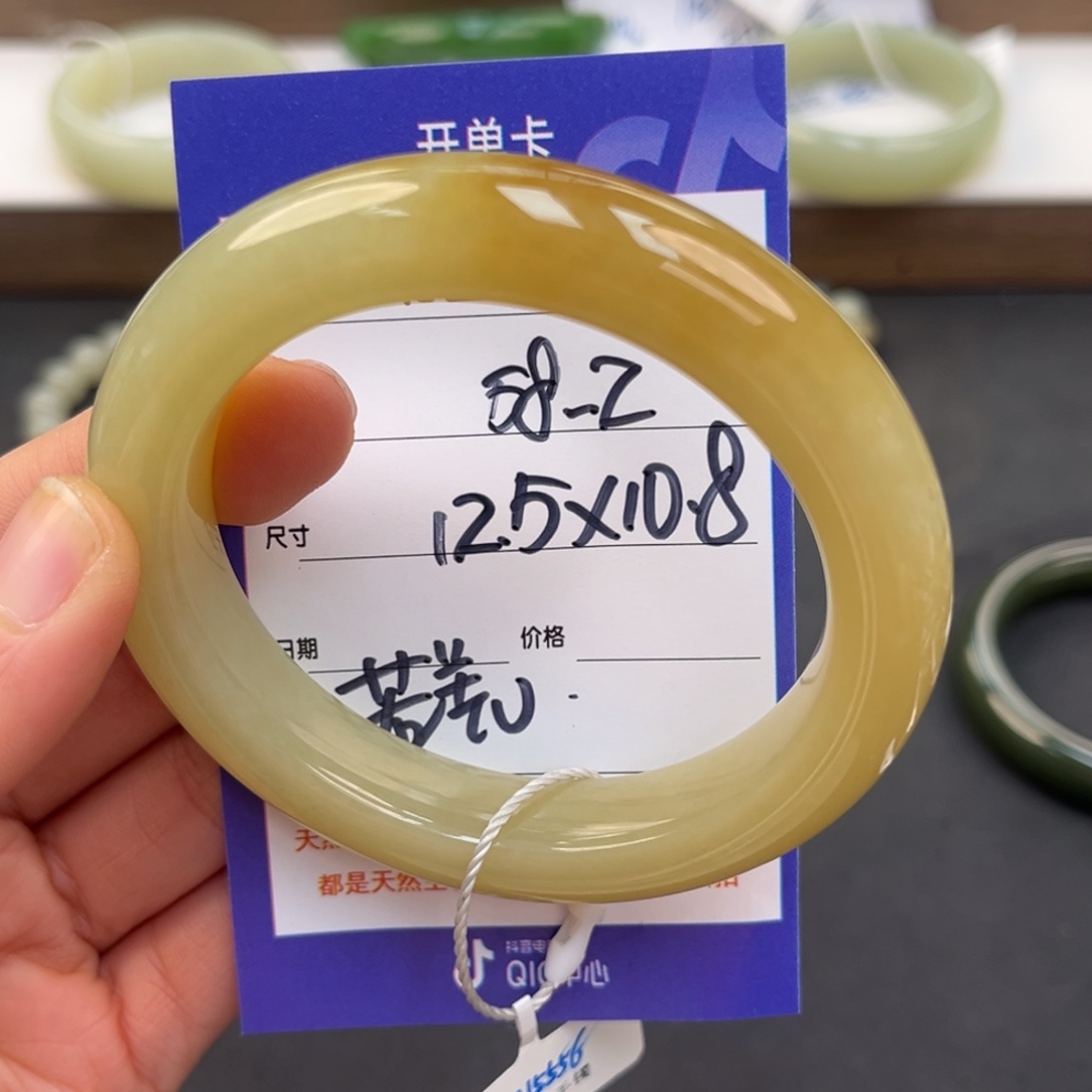 ᰔ***o和田玉未镶嵌手镯