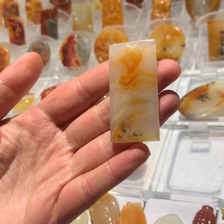 石英质玉（黄龙玉）未镶嵌颈饰