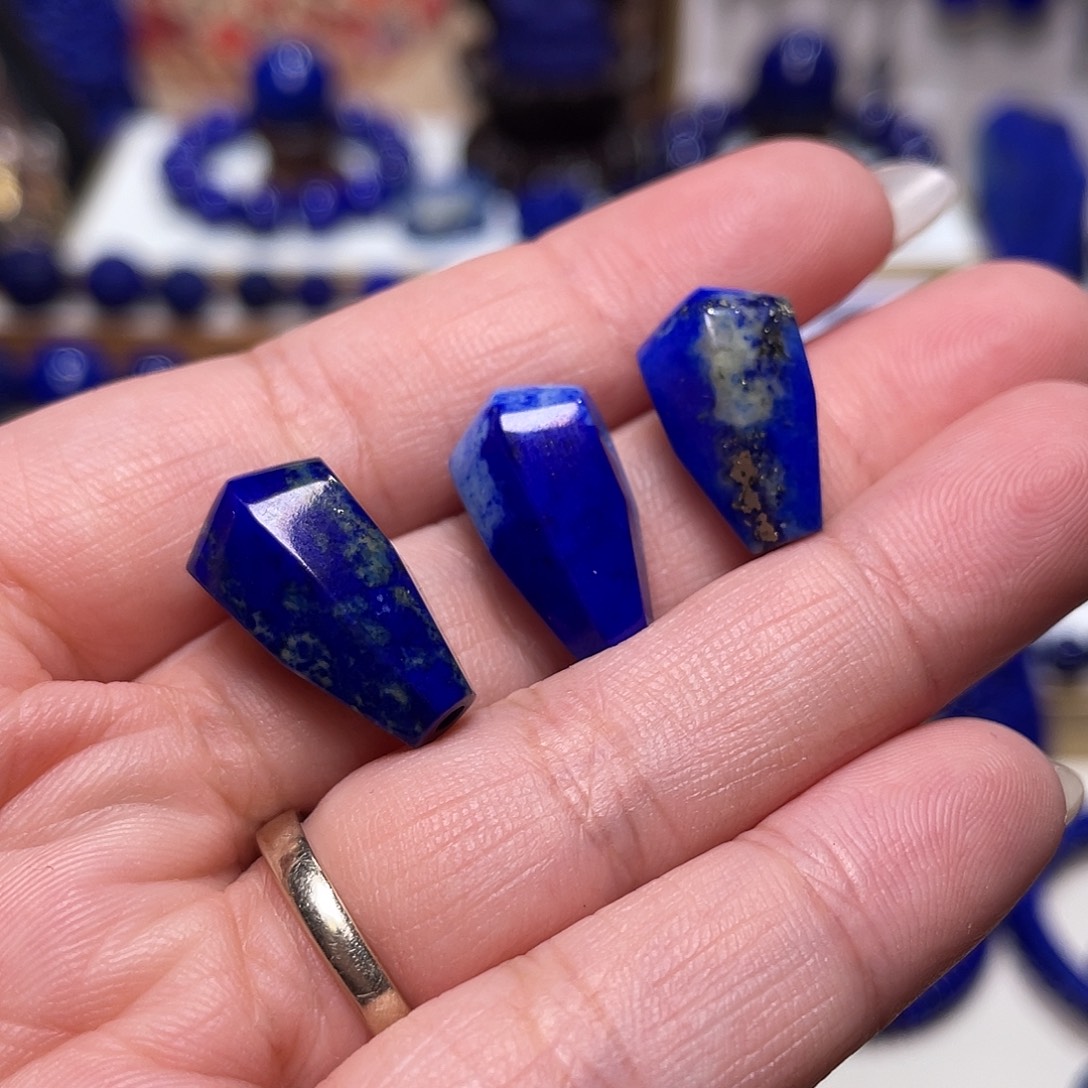 青金石未镶嵌鲨鱼背三通 （发其一）