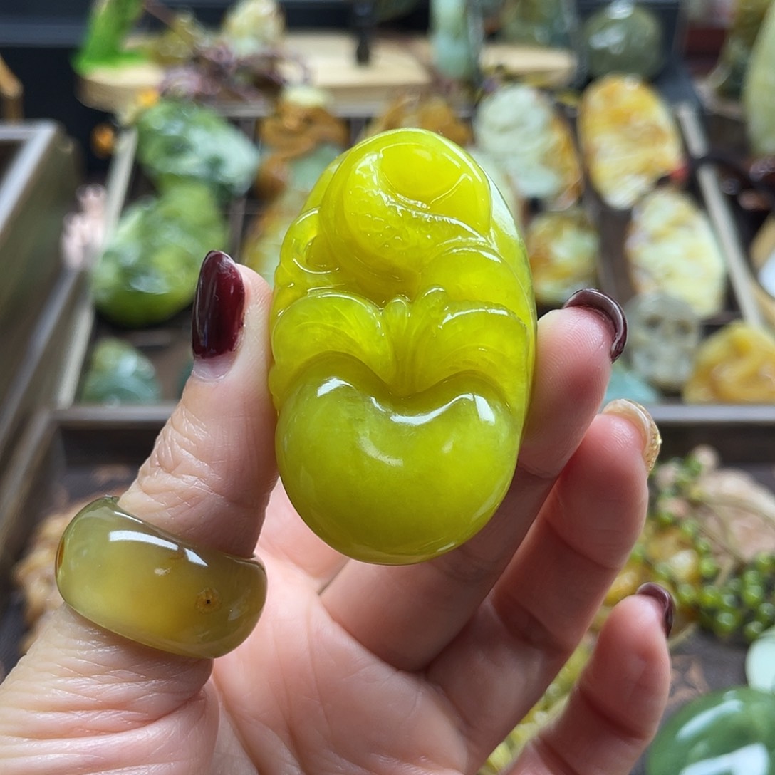 蛇纹石玉颈饰未镶嵌黄金玉苹果