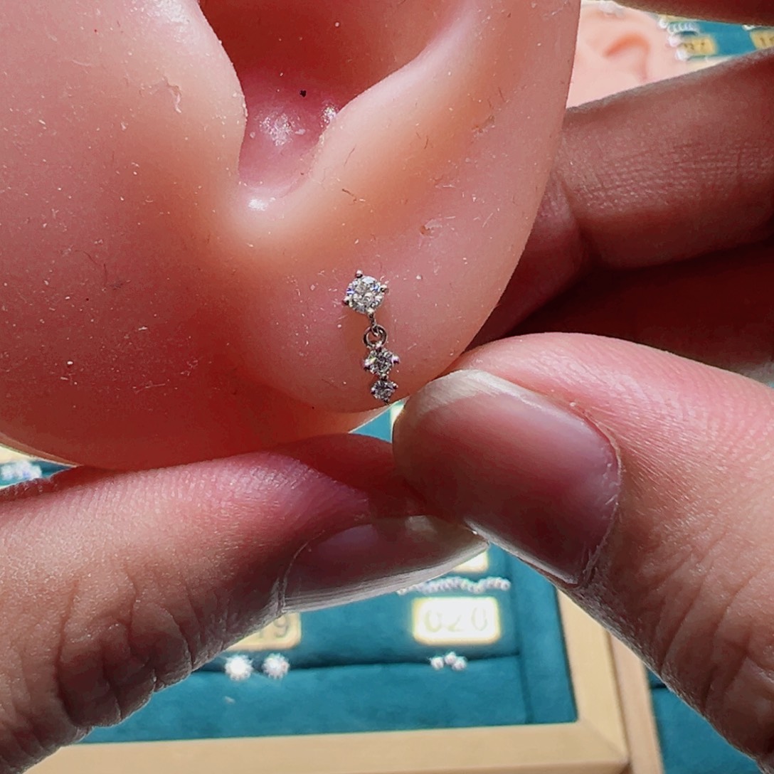钻石耳饰18K金镶嵌滴溜耳钉K白螺丝款