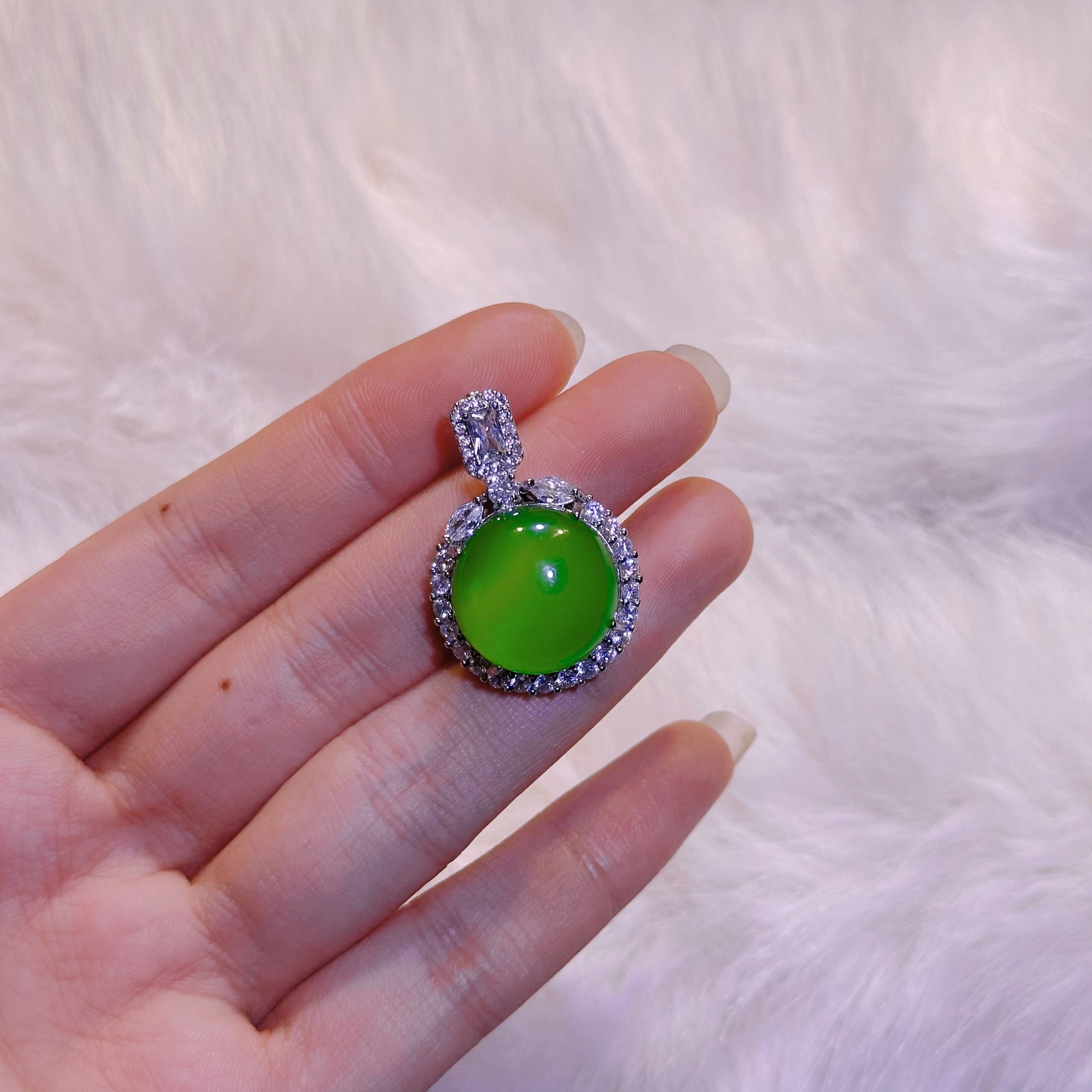 精致百搭款阳绿鸽子蛋玉髓项链2